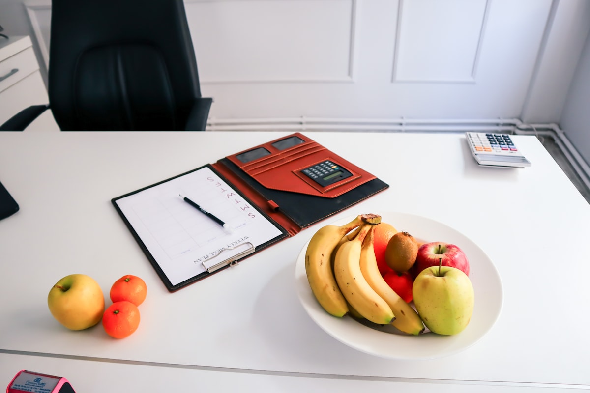 Berufstätiger mit gesunder Mahlzeit am Arbeitsplatz